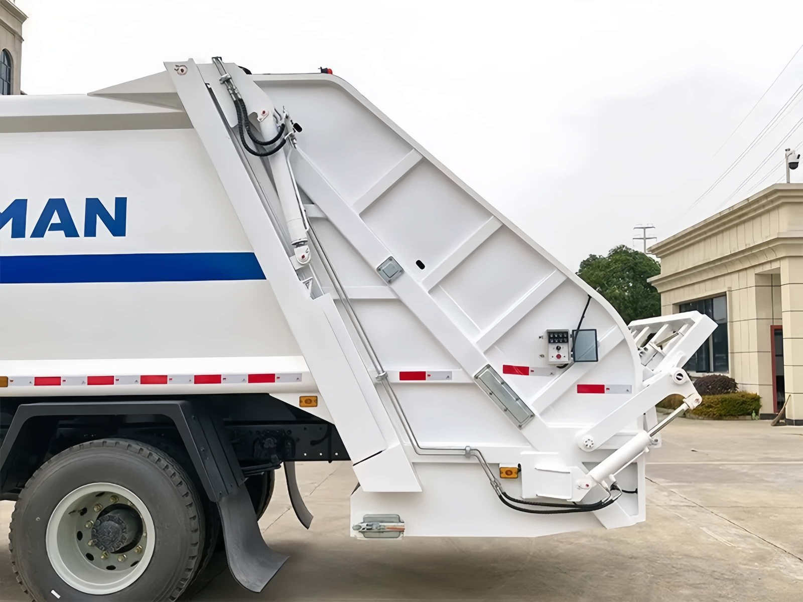 Camion compacteur à ordures à chargement arrière SHACMAN L3000 4x2