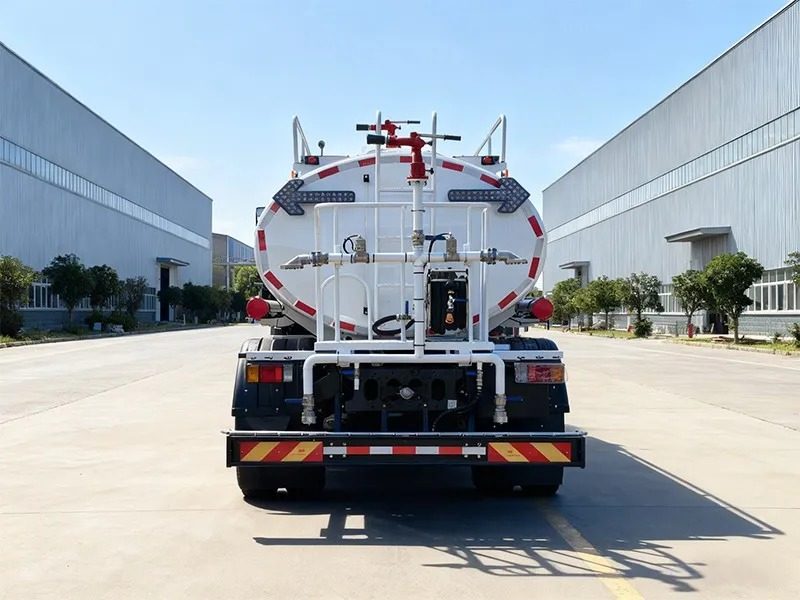 ISUZU 4x2 15CBM Camion arroseur