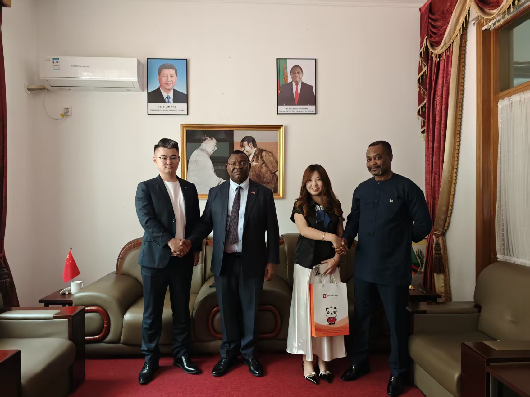 Les représentants du groupe ZW visitent l'ambassade de Zambie en Chine