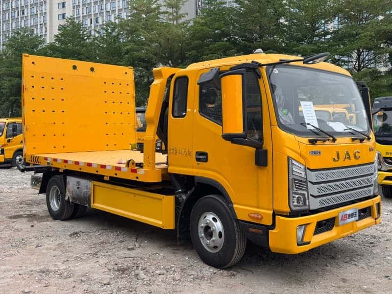 Dépanneuse à plateau JAC 4x2 de 160 ch