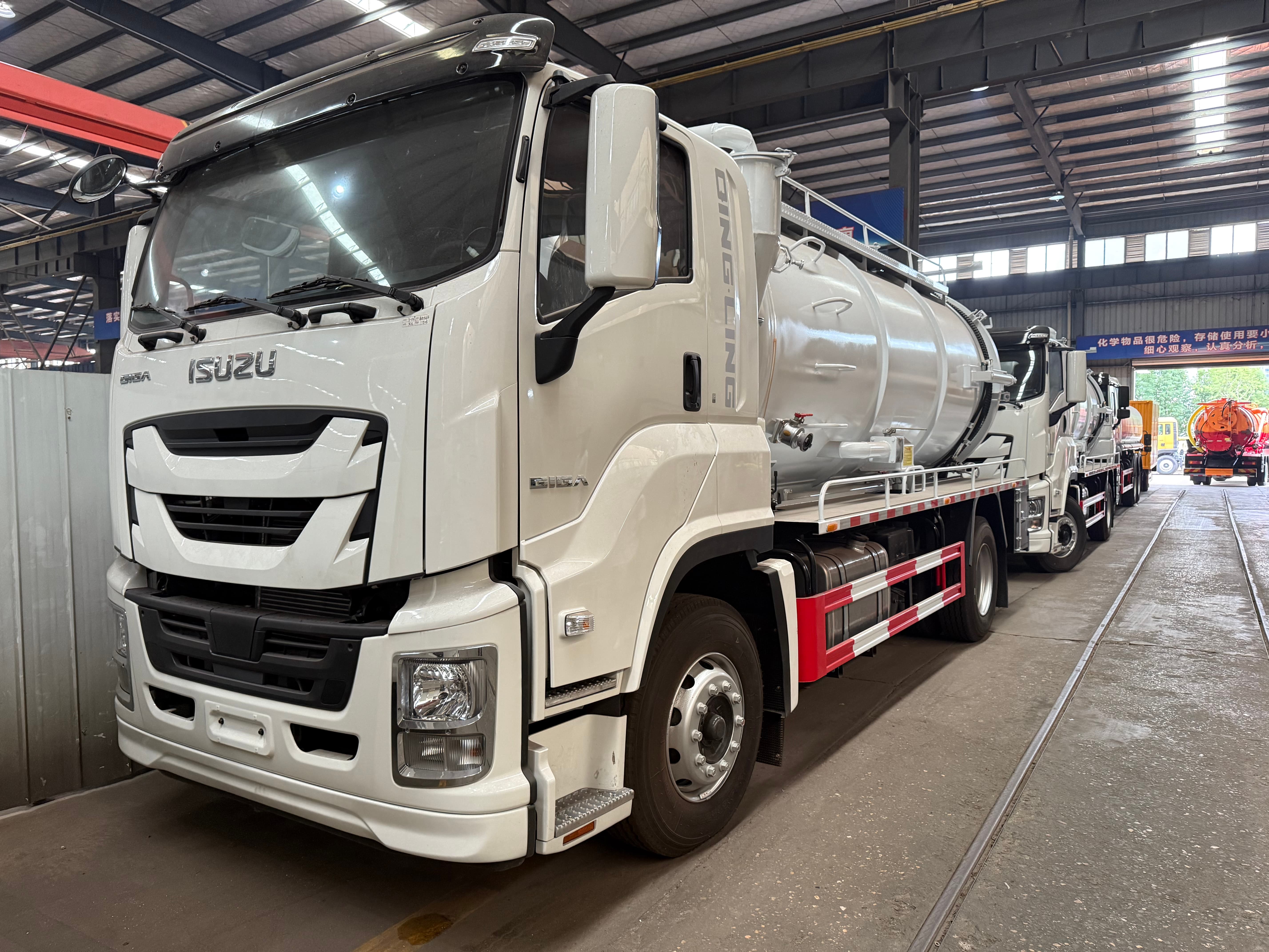 Caminhão de sucção a vácuo para esgoto ISUZU 4x2 15cbm