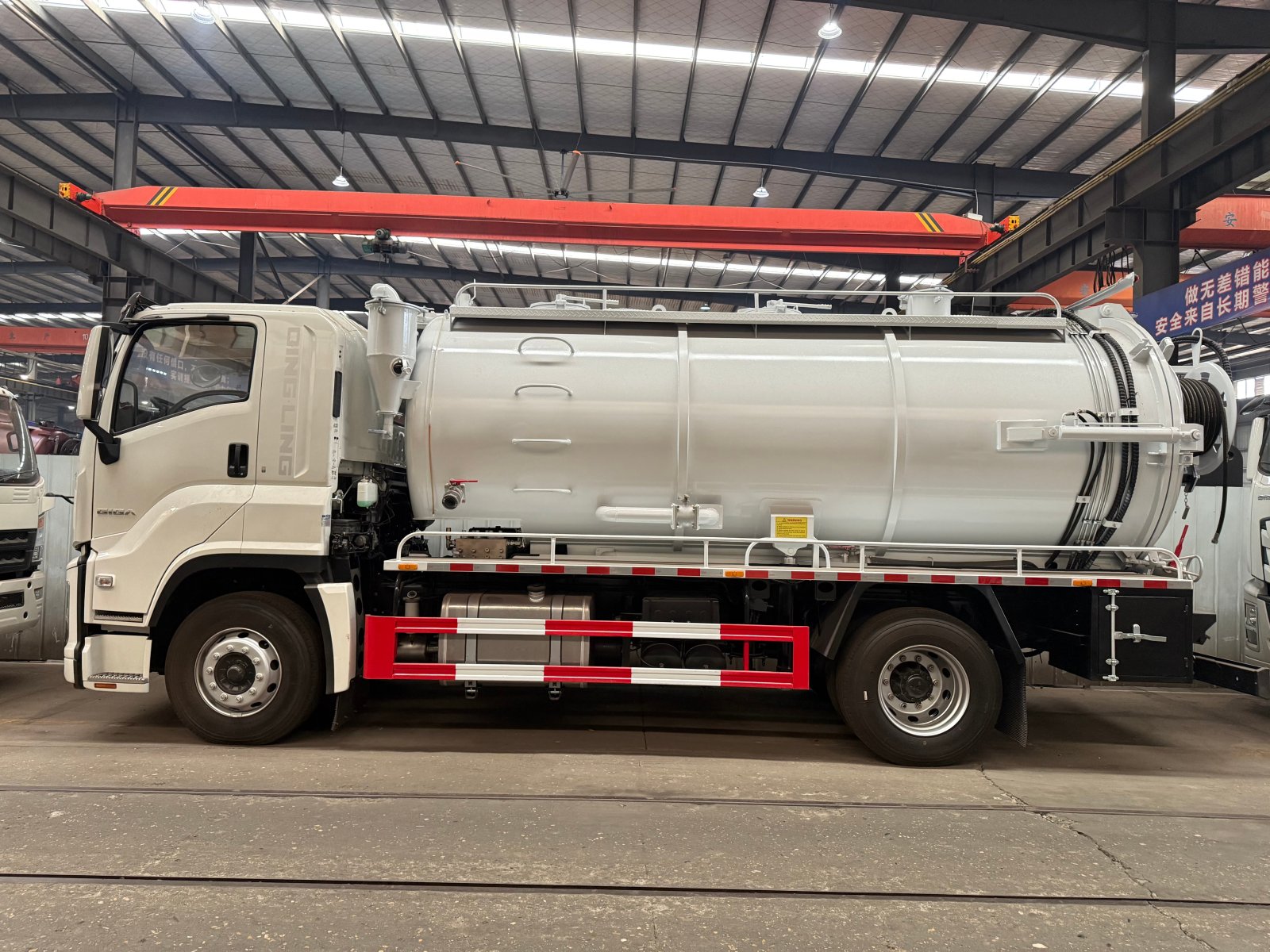 Caminhão de sucção a vácuo para esgoto ISUZU 4x2 15cbm