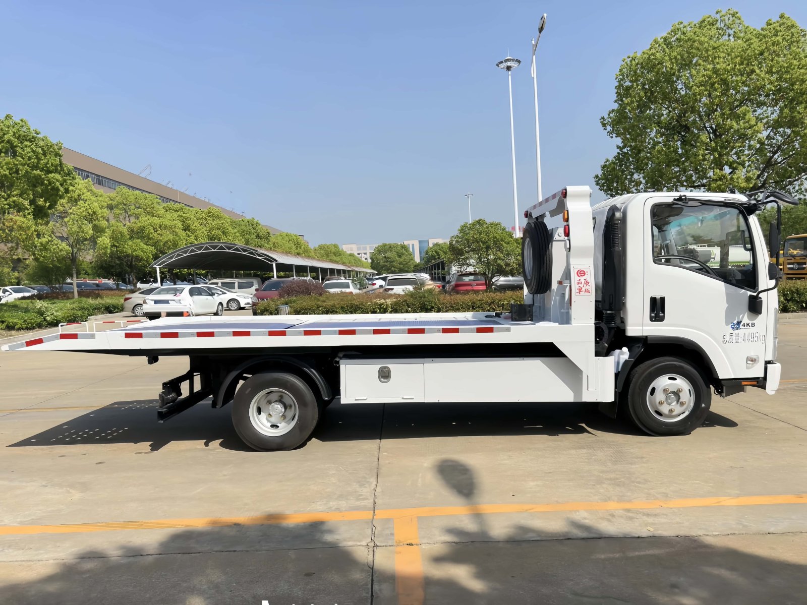 Caminhão de reboque com plataforma ISUZU KV100 4x2 de 5 toneladas
