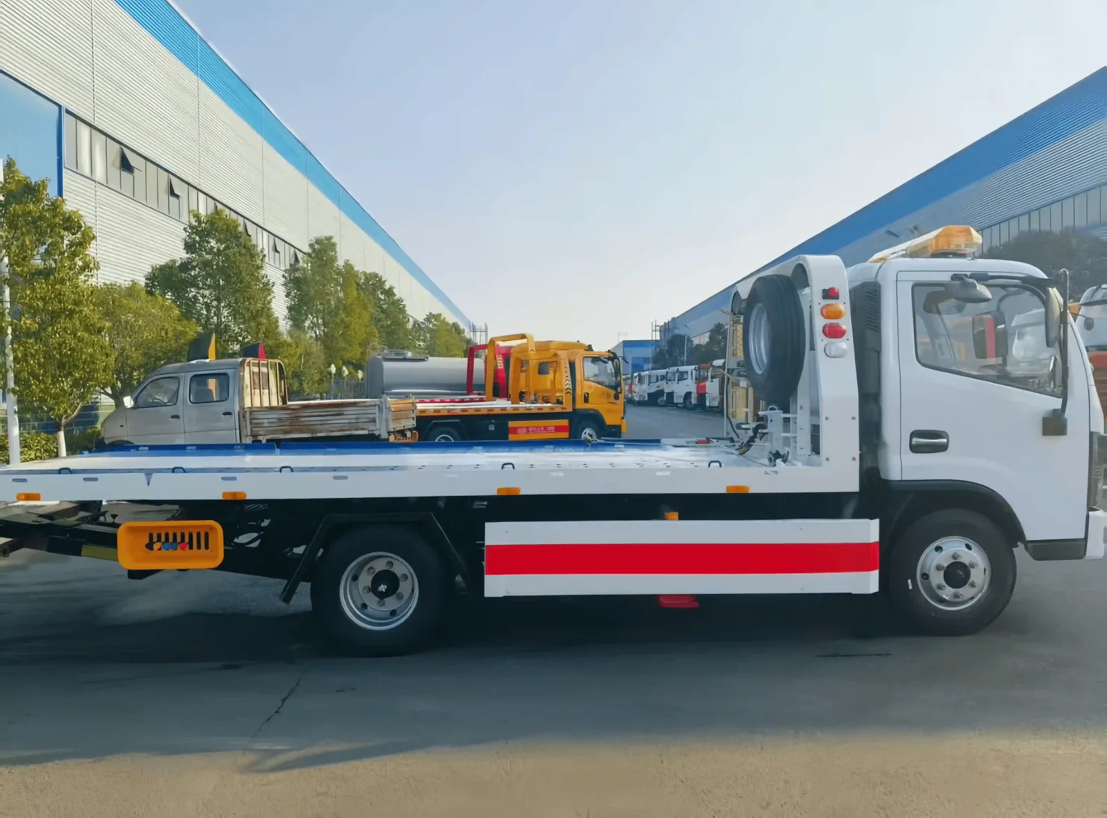 ​ Caminhão de reboque com plataforma plana DONGFENG 4x2 usado
