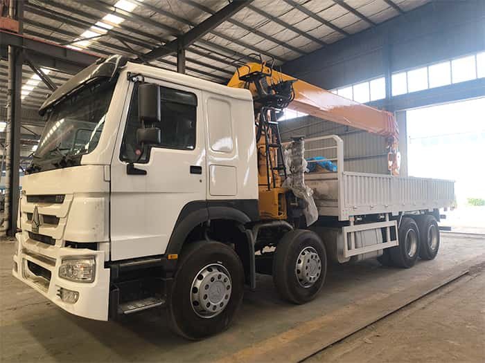 Caminhão HOWO 375 com guindaste de lança reta XCMG