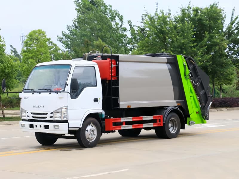 Caminhão compactador de lixo ISUZU 6CBM