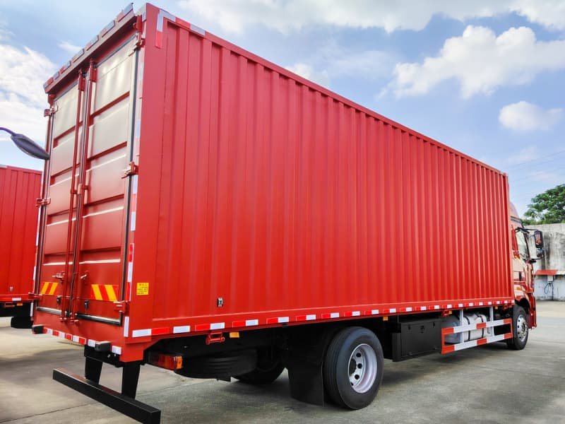 ​Caminhão baú FAW J6L 4x2