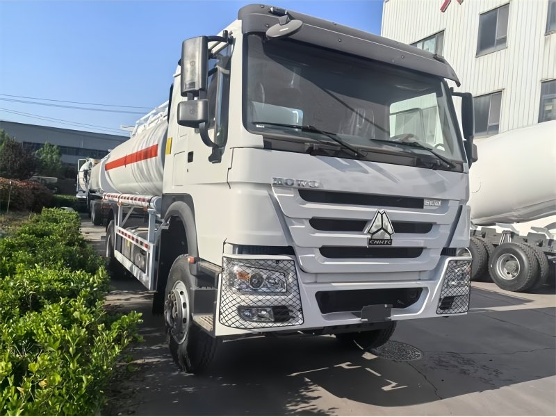Caminhão-tanque de combustível HOWO 4x2 15000 L