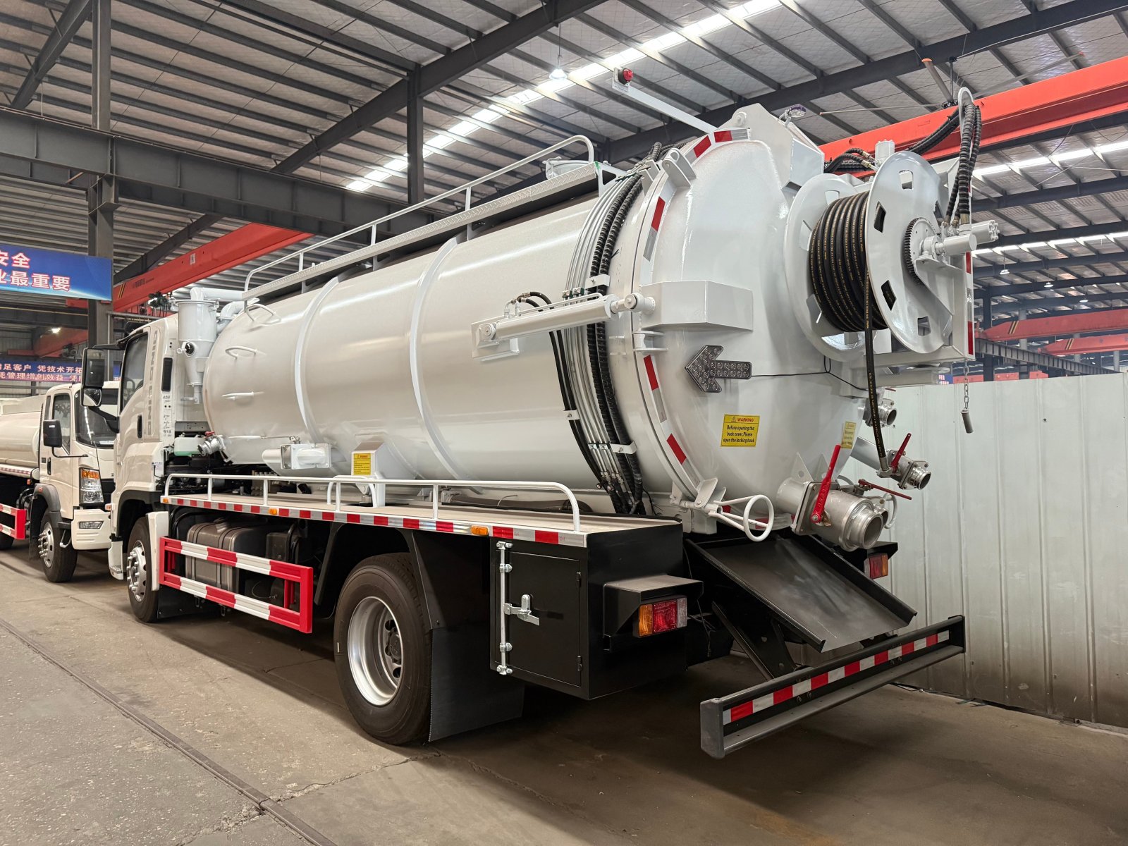Camión de succión de aguas residuales al vacío ISUZU 4x2 15cbm