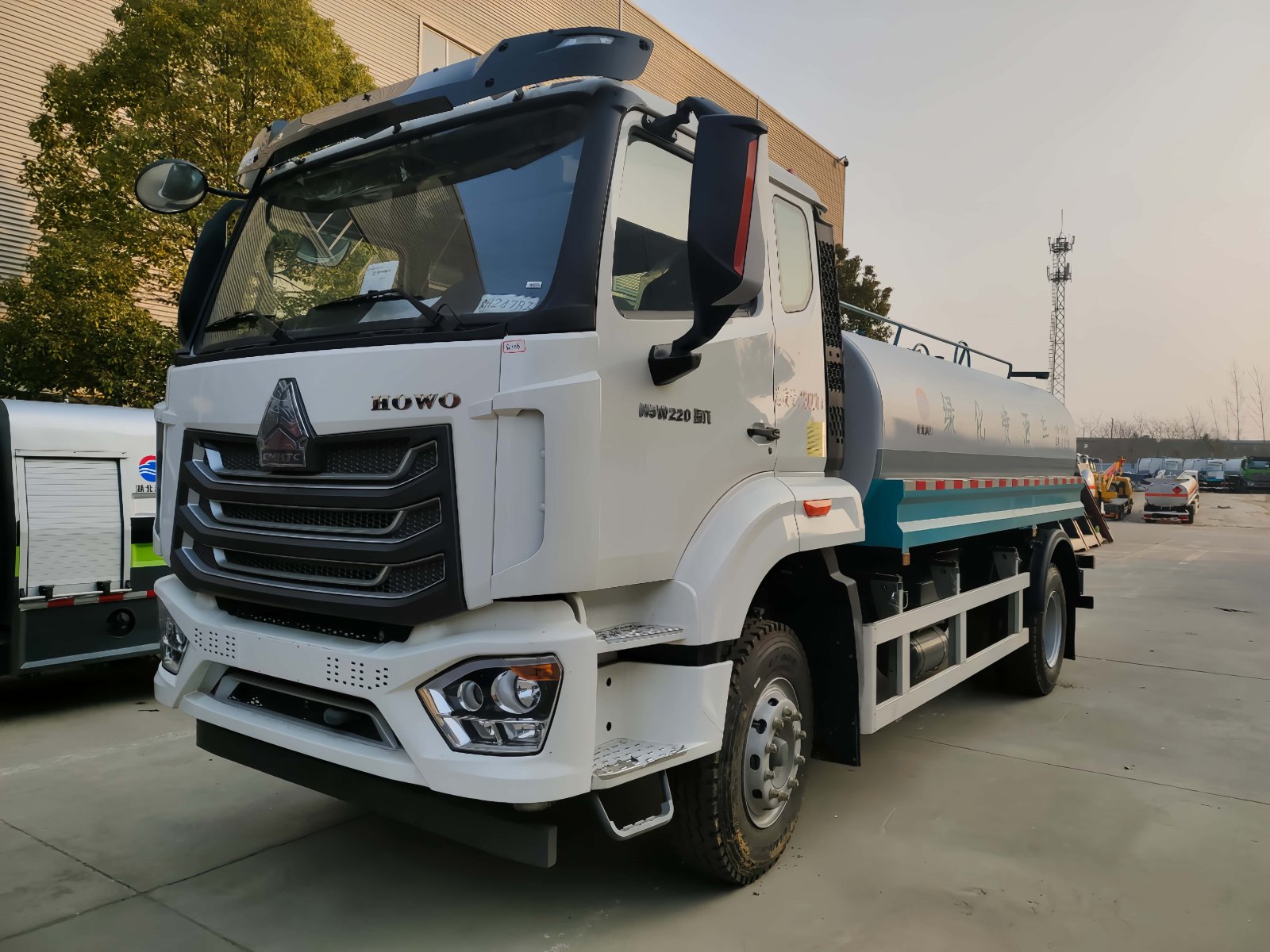 Camión cisterna de riego HOWO NX 4x2 6cbm usado