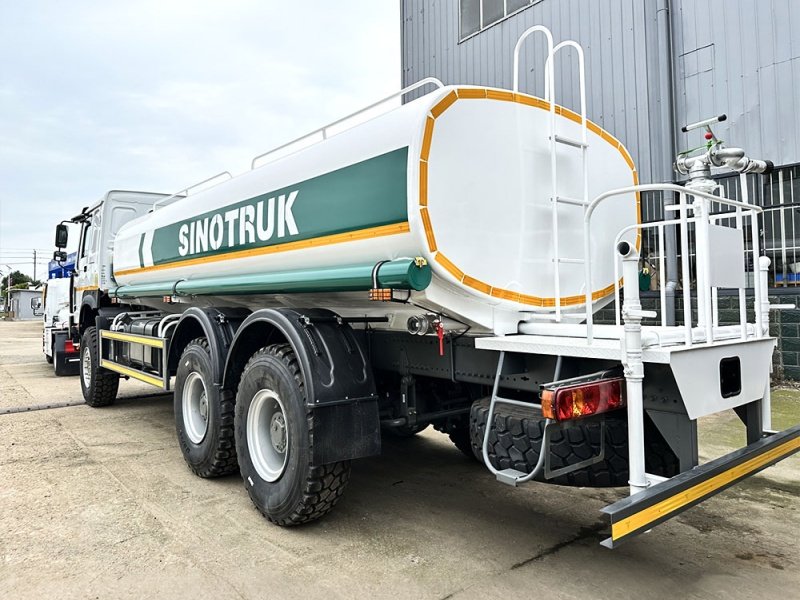 Camión rociador de agua HOWO 380 6x4 de 16m³