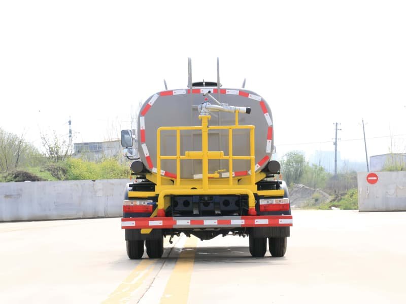Camión rociador de agua DONGFENG 4x2 5cbm usado