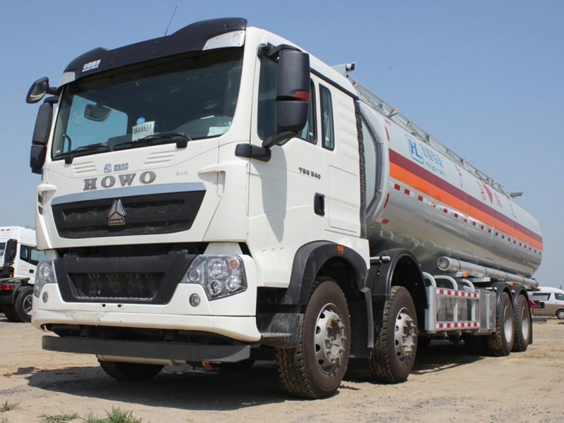 Camión cisterna de combustible SINOTRUCK HOWO 8x4