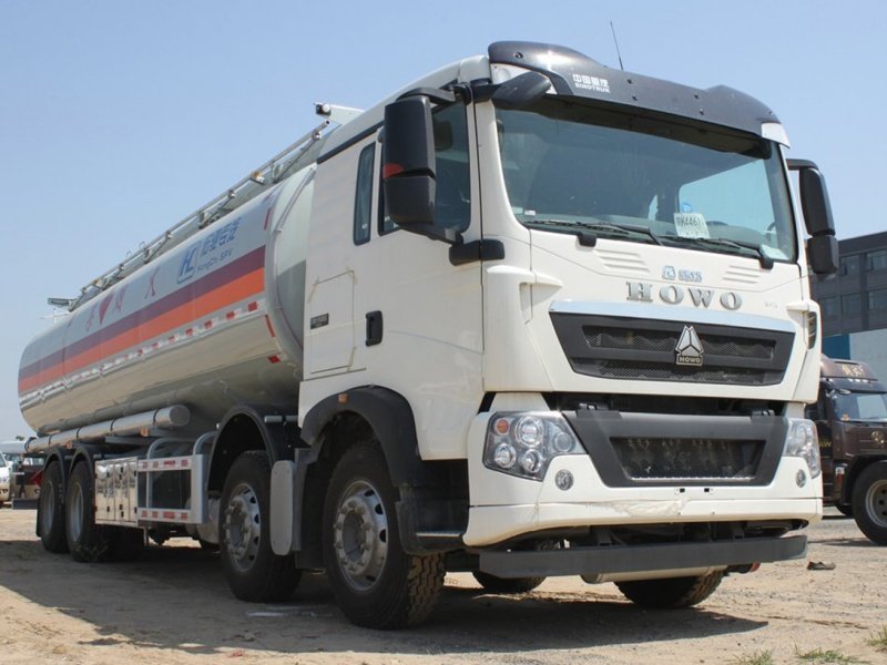 Camión cisterna de combustible SINOTRUCK HOWO 8x4