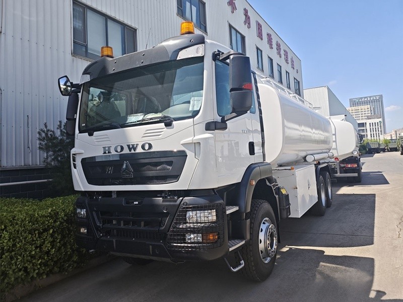HOWO TX 336 6x4 fuel tank truck Camión cisterna de combustible HOWO TX 336 6x4