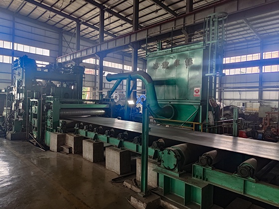 Hot coil flattening machine