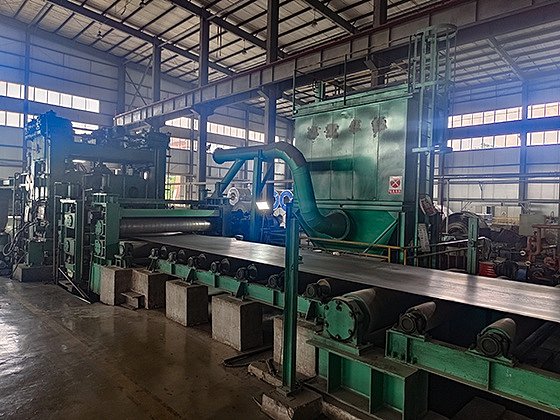 Hot coil flattening machine