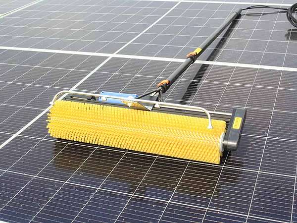 D1. Roller-Type Handheld Cleaning Brush
