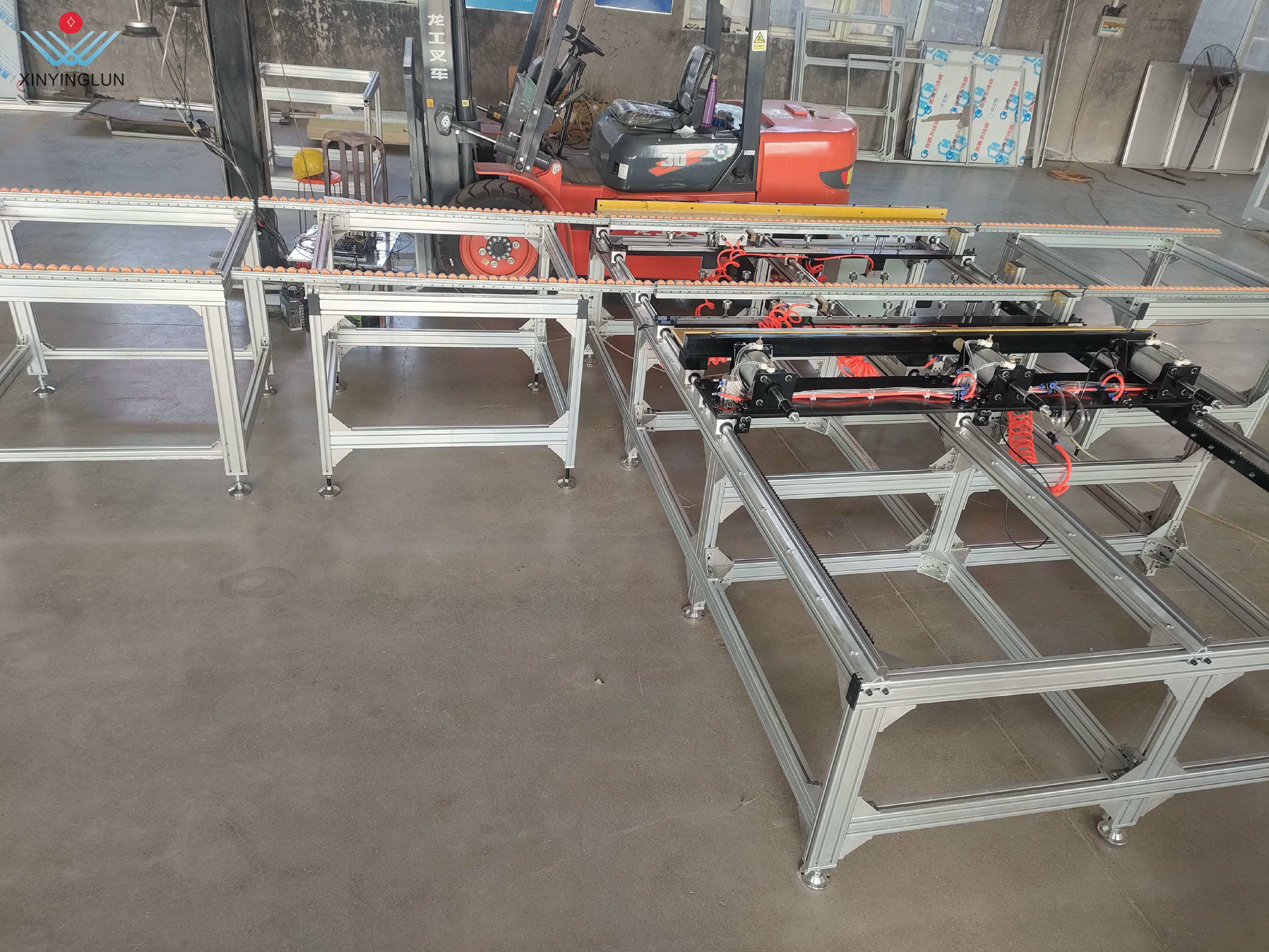 Máquina semiautomática para enquadramento de módulos fotovoltaicos solares