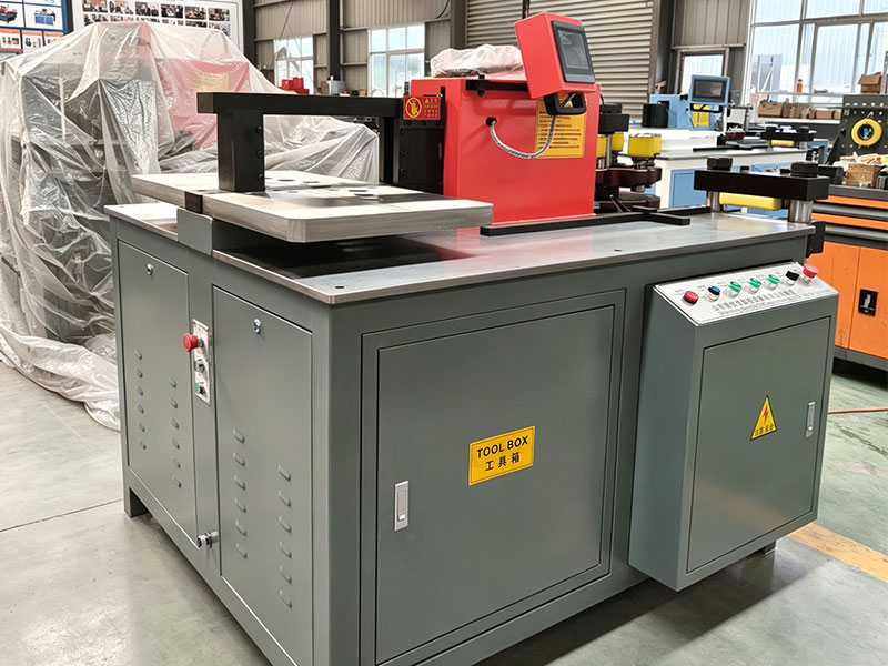 Ước tính mức tiết kiệm nhân công khi đầu tư máy gia công thanh cái CNC 3 trong 1