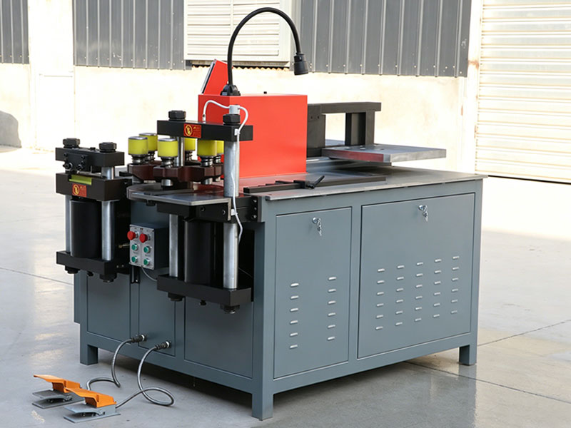 Machine de traitement des jeux de barres 3-in-1 vs machine CNC de traitement des jeux de barres