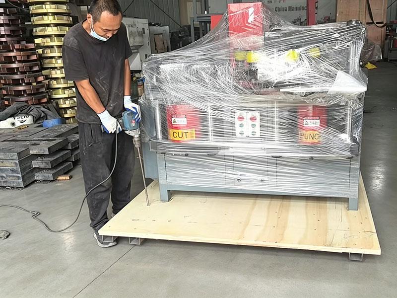 Machine de traitement de barres omnibus CNC DXJ-30NC PRO