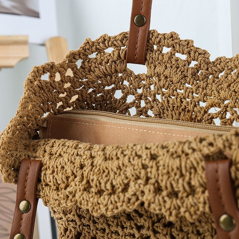 Openwork flower shoulder bag