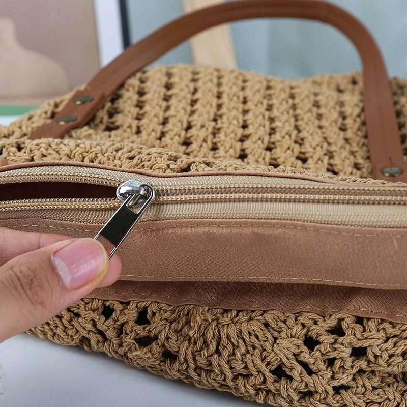 Openwork flower shoulder bag