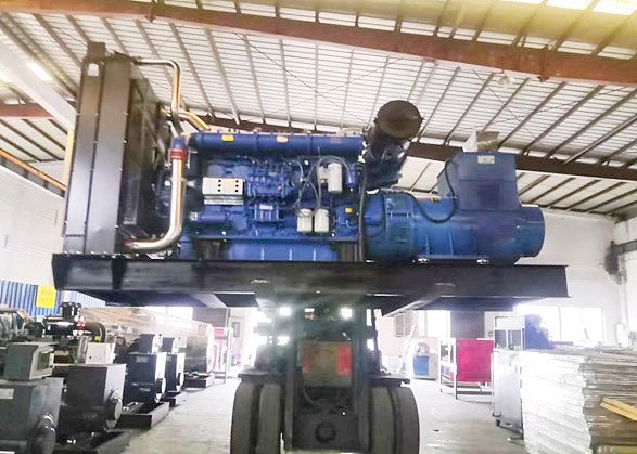 Un grupo electrógeno Yuchai de 800KW está listo para instalarse en un proyecto de plaza en Laos
