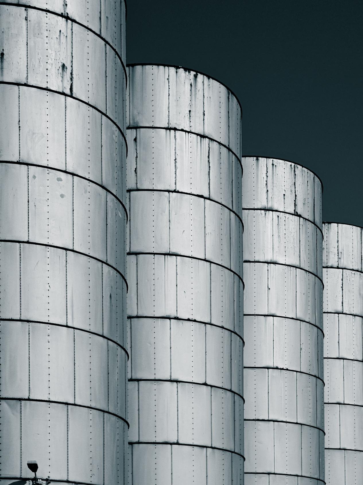 Silos ensamblados para materias primas plásticas y químicas