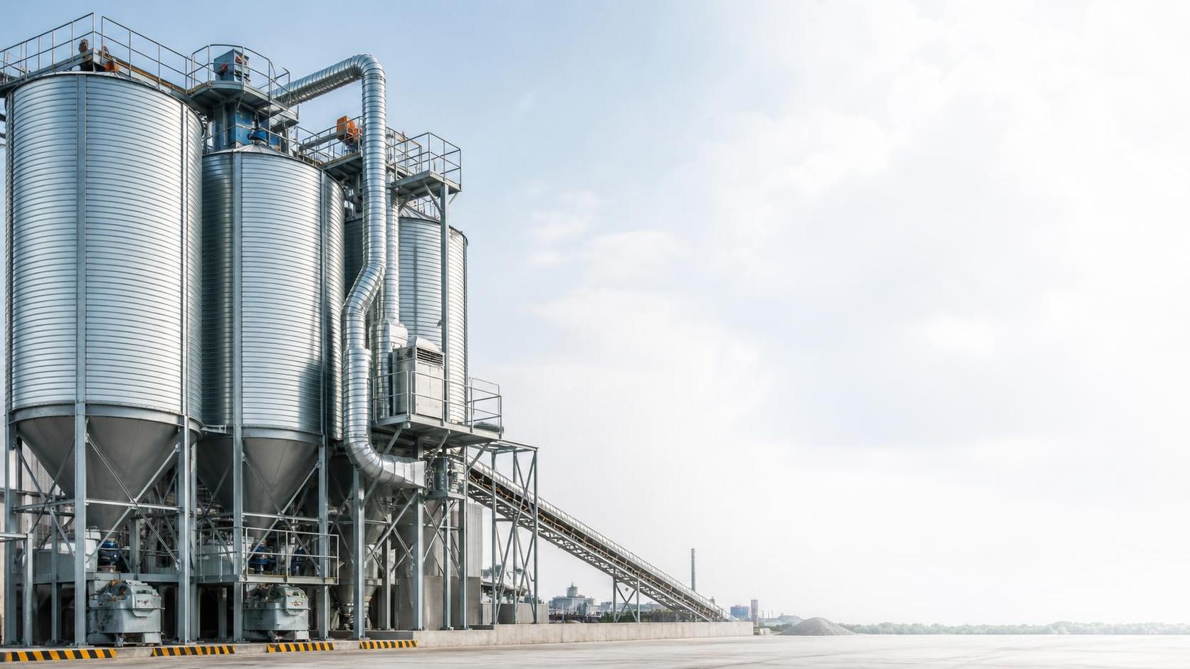 ¿Para qué se utilizan los tanques de almacenamiento de materiales secos a granel en la manipulación industrial de materiales?