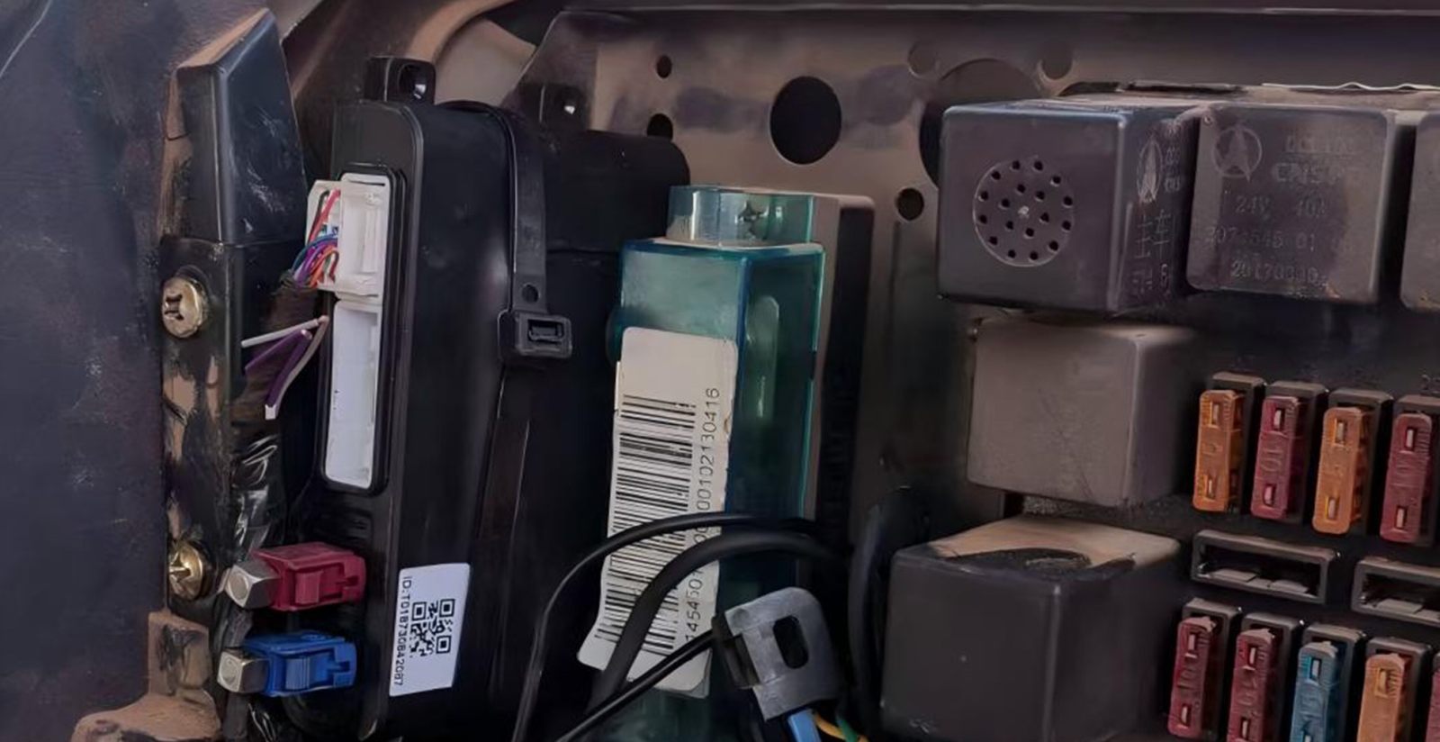 High-precision ultrasonic fuel level sensor for non-contact measurement in commercial vehicle fuel tanks.