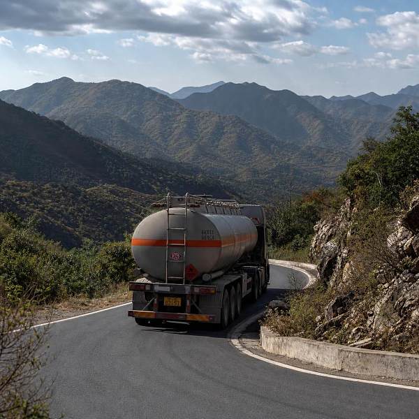 Can tanker truck smart monitoring retain data during network outages?