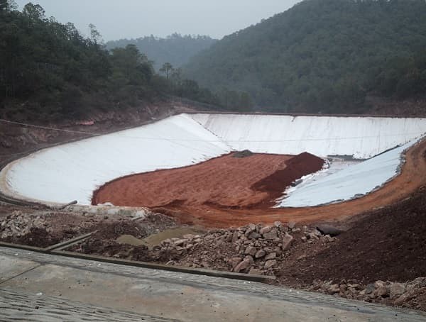 bentonite clay barrier for landfill application R Clay Geosynthetic Barriers