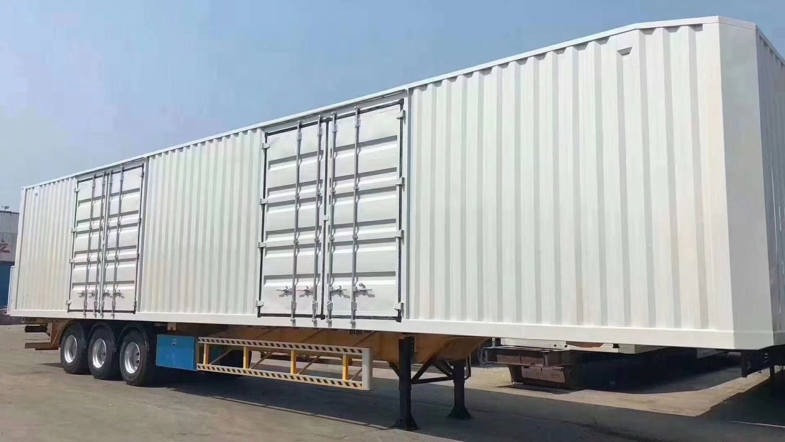 مقطورة نصفية صندوقية بثلاثة محاور