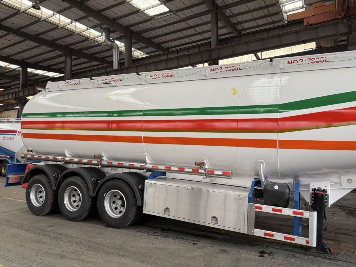 Lightweight Aluminum Fuel Tanker Semi Trailer (2) Lightweight Aluminum Fuel Tanker Semi Trailer (2)