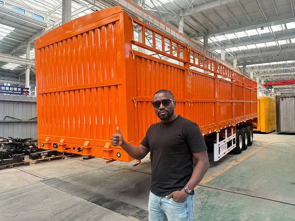 مقطورة نصفية بسياج ثلاثية المحاور مُصدّرة إلى غانا