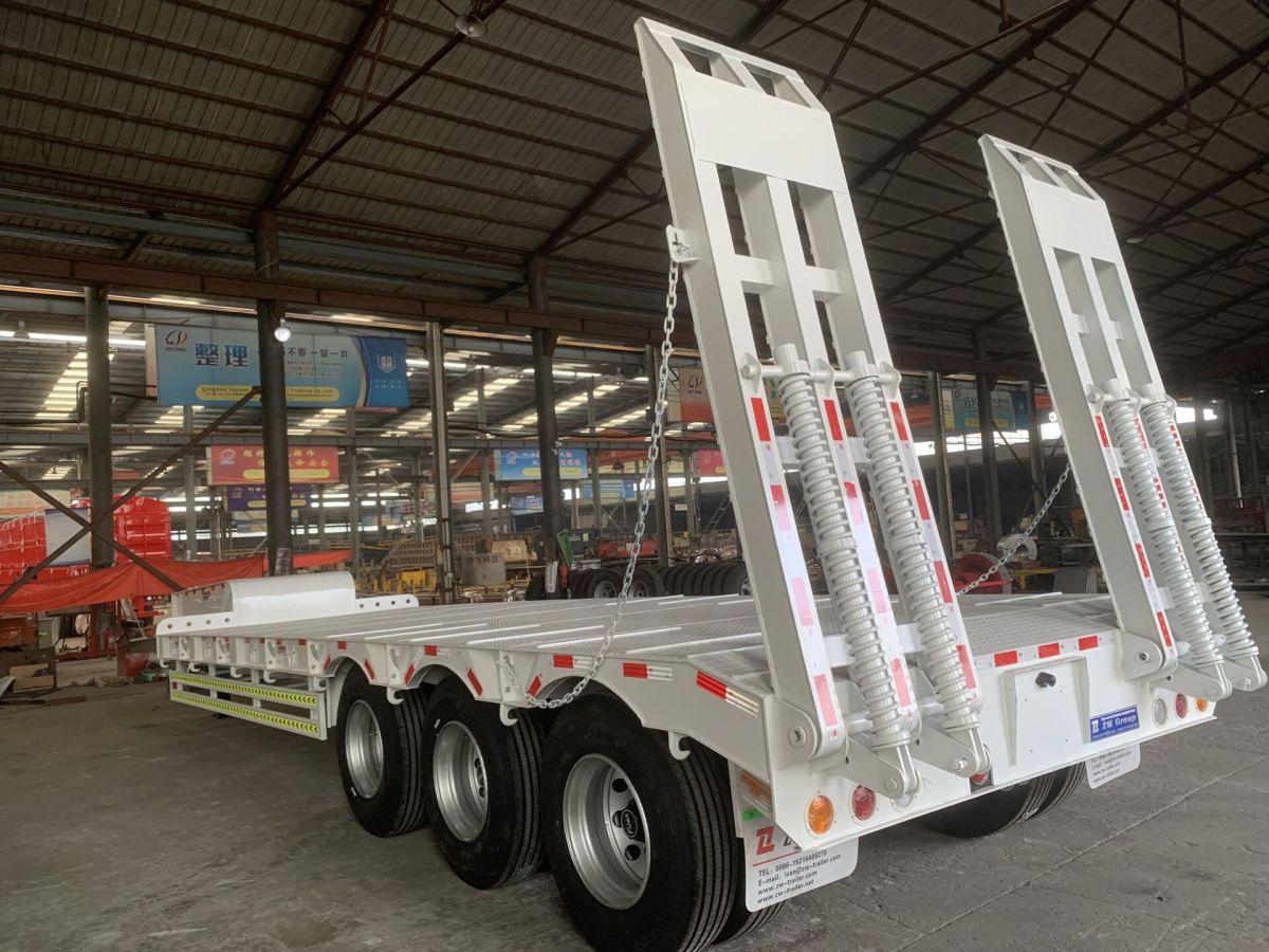 Remorque surbaissée à 3 essieux de 60 tonnes (8) Un client camerounais inspecte une semi-remorque surbaissée Lowboy à 3 essieux de 60 tonnes chez ZW Group