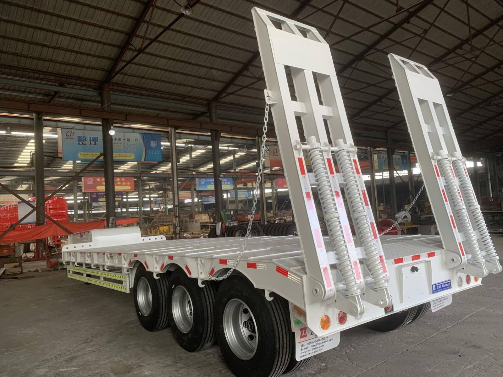 Semi-remorque surbaissée à 3 essieux, 60 tonnes