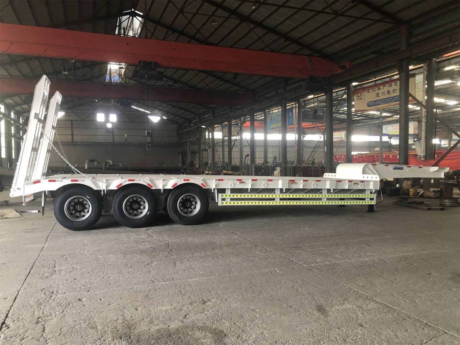 Semi-remorque surbaissée à 3 essieux, 60 tonnes