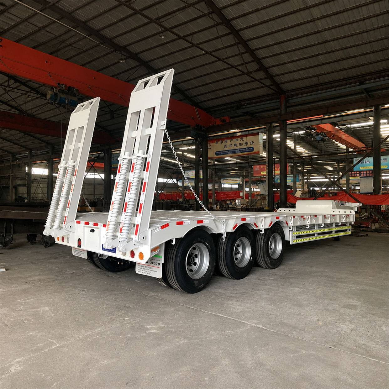 Semi-remorque surbaissée à 3 essieux, 60 tonnes