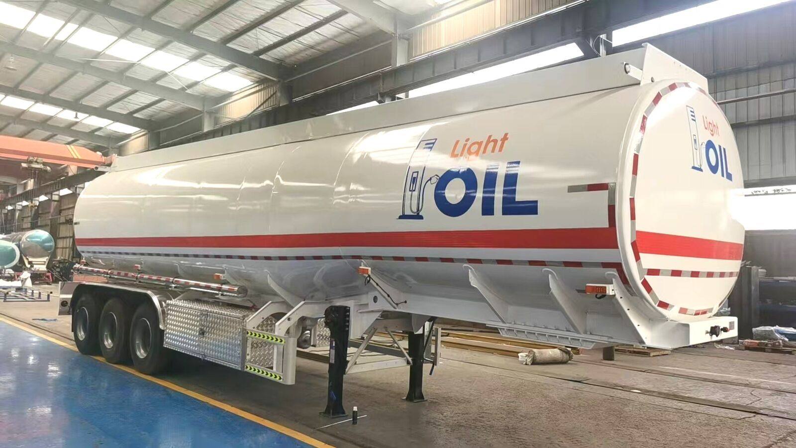 Semi-remorque citerne en aluminium à 3 essieux et de 42000L