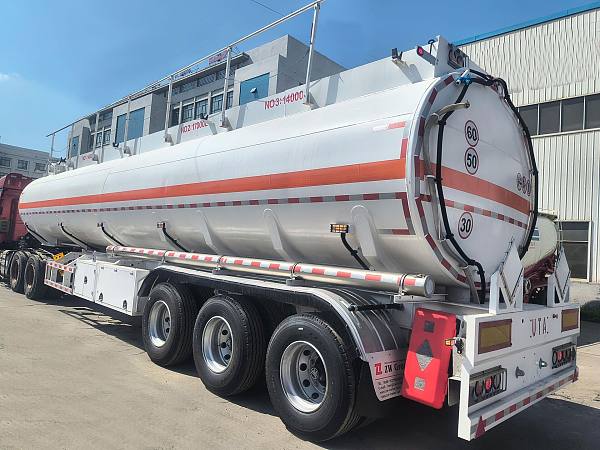 Semi-remorque citerne pour carburant en acier au carbone, 3 essieux, 45 000 L