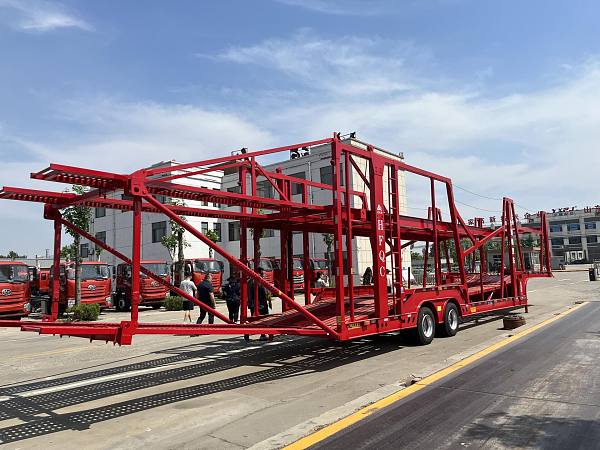 Semirreboque transportador de veículos de 2 eixos