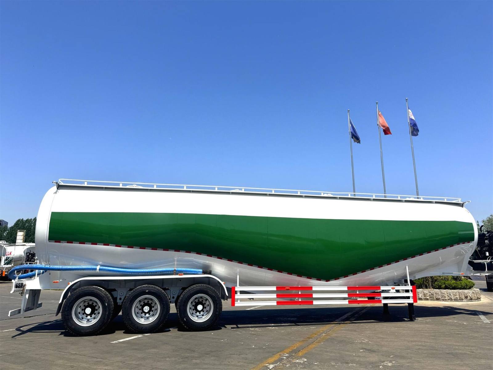 Semirreboque graneleiro de cimento de 3 eixos e 85CBM