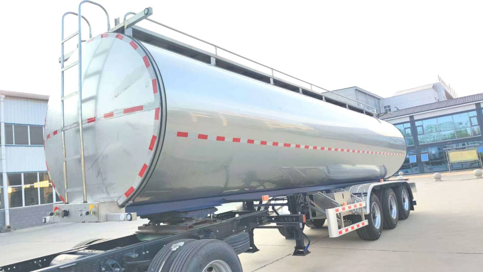 Semirreboque-tanque de leite em aço inoxidável de 30.000 L e 3 eixos
