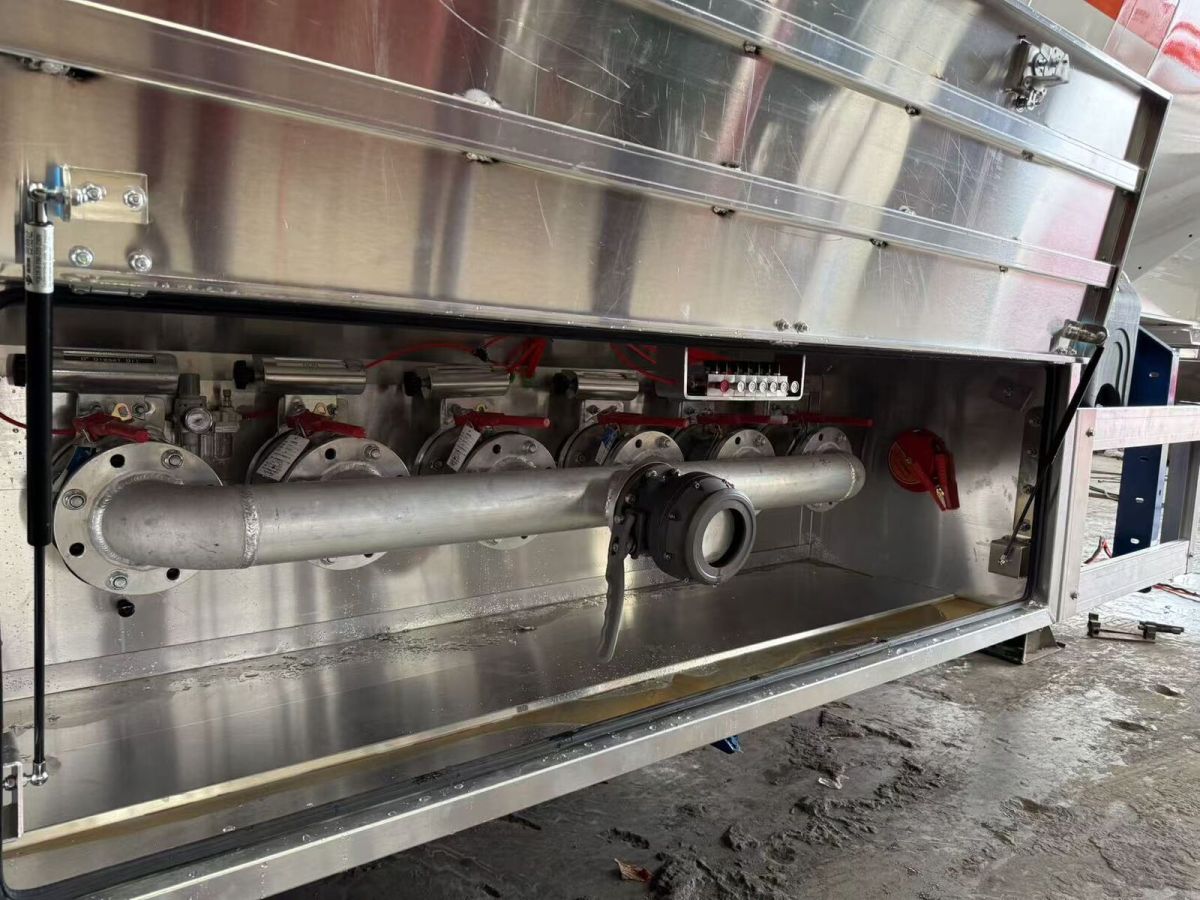 Lightweight Aluminum Fuel Tanker Semi Trailer (1) Lightweight Aluminum Fuel Tanker Semi Trailer (1)