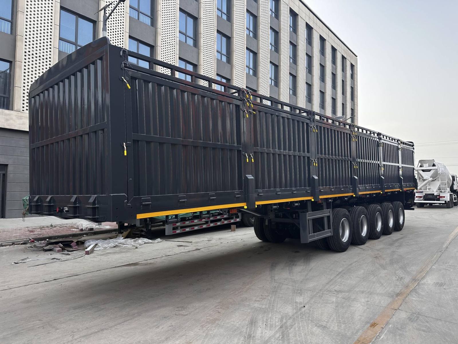 Semirreboque gradeado para transporte de carga com 5 eixos