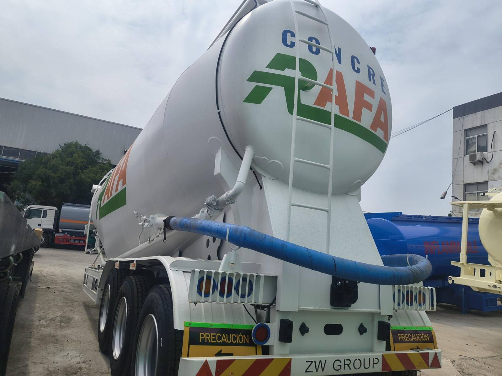 Semirremolque cisterna neumático para cemento de 3 ejes y 35CBM