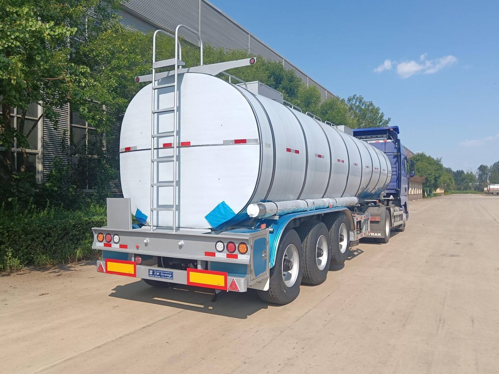 Semirremolque cisterna de acero inoxidable de 3 ejes y 45000L